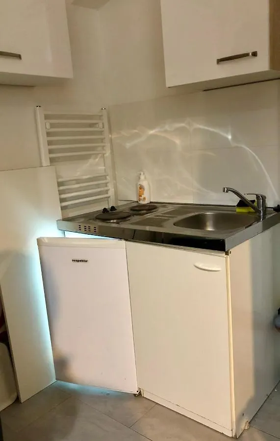 Simple Apt Vienna - 8 Bed Is Having No Kitchen Apartment Austria